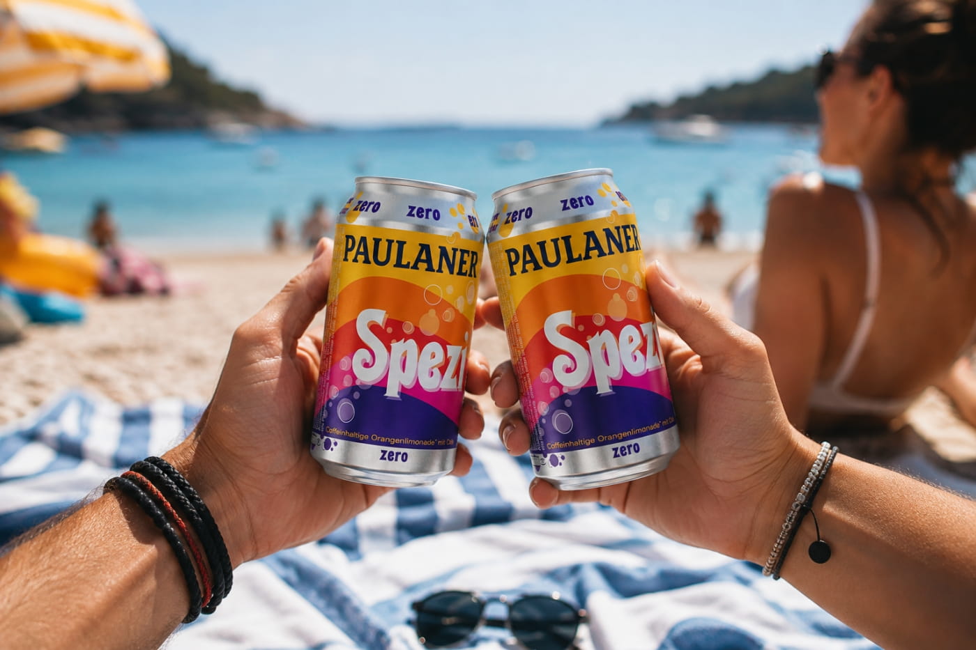 Paulaner Spezi üdítő fogyasztása nyáron a strandon